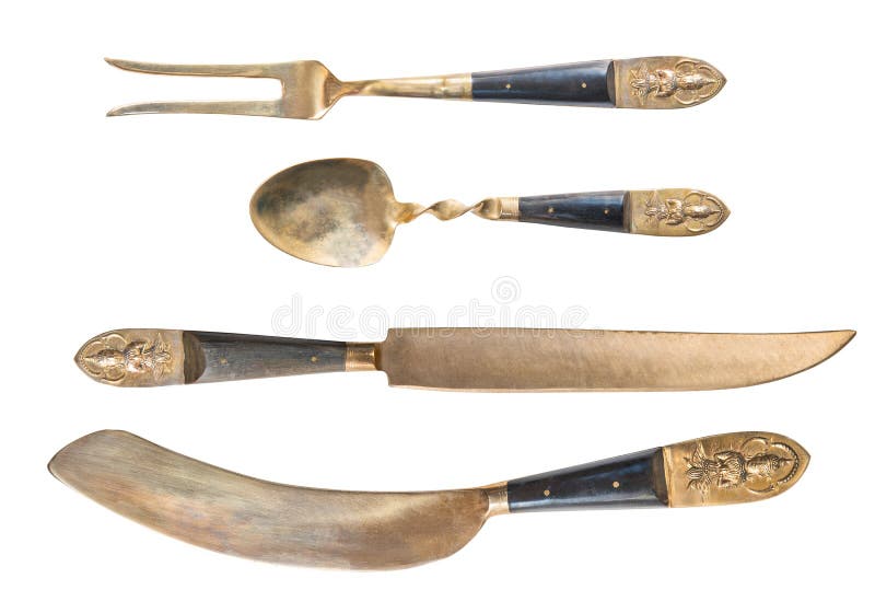 Ovanlig antik arabisk bestickguld som isoleras på vit bakgrund Gaffel, sked och två knivar antik silverware royaltyfri bild Ovanlig antik arabisk bestickguld som isoleras på vit bakgrund Gaffel, sked och två knivar antik silverware royaltyfri bild