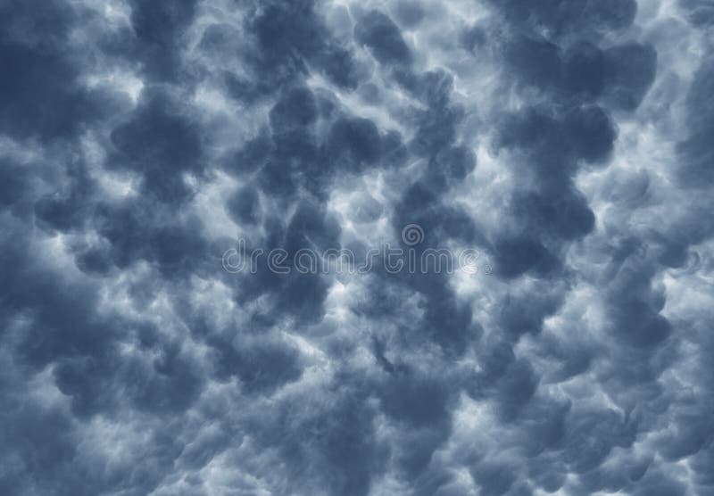 Ovanligt molniga moln arkivfoto