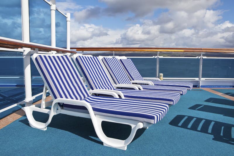 Ovas de cadeiras de plataforma no sundeck do navio de cruzeiros imagens de stock royalty free Ovas de cadeiras de plataforma no sundeck do navio de cruzeiros imagens de stock royalty free