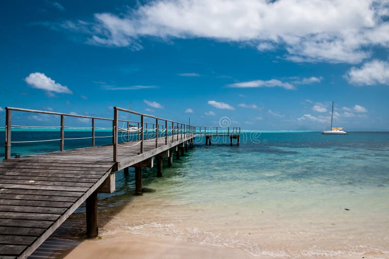 Over waterpijler in de lagune van Franse polynesia stock foto's Over waterpijler in de lagune van Franse polynesia stock foto's