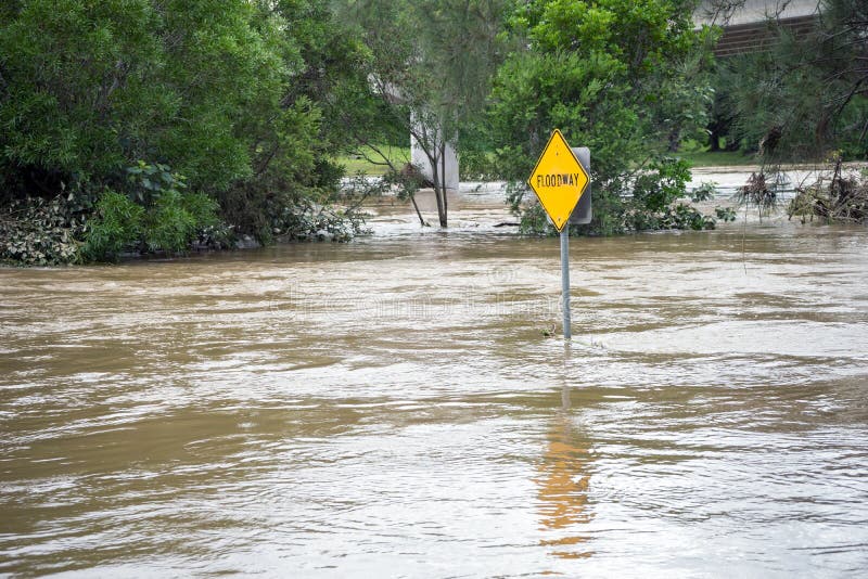 Přetékající řekou s zuřící vody po velkém cyklonu nebo typhoon.