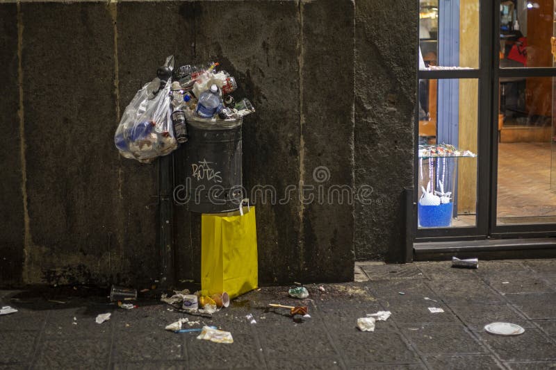 Overflowing trash bin in a big city. royalty free stock images