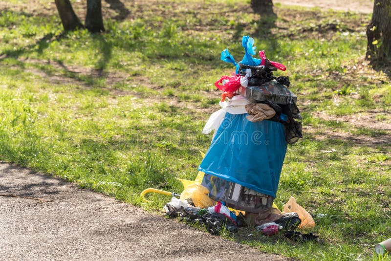 Overfull ящик хлама в парке - отходе, полиэтиленовых пакетах, poo собаки, стоковые фотографии rf Overfull ящик хлама в парке - отходе, полиэтиленовых пакетах, poo собаки, стоковые фотографии rf