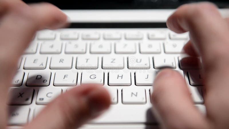 Overhandigt het typen tekst op laptop stock footage