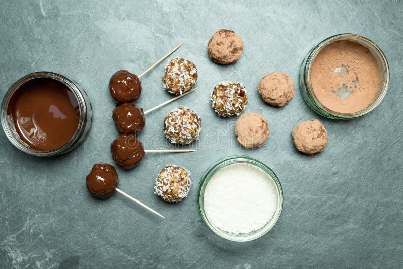 Overheadkosten van Gesmolten Energieballen, en Poederchocolade, en Cocon stock afbeeldingen Overheadkosten van Gesmolten Energieballen, en Poederchocolade, en Cocon stock afbeeldingen