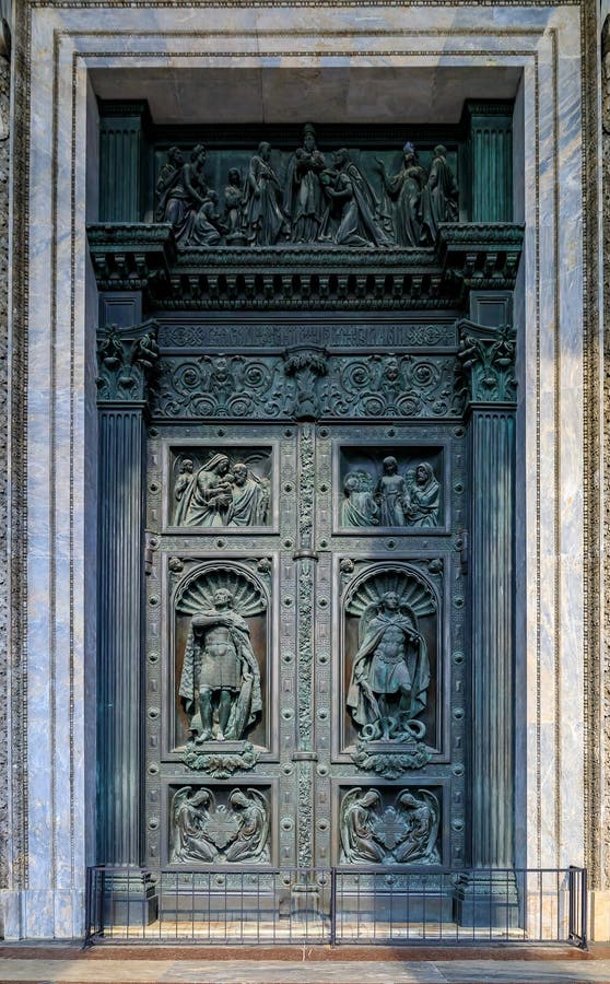 Overladen details van de grote bronsdeuren van Heilige Isaac& x27; s Russische Orthodoxe Kathedraal in Heilige Petersburg, Ruslan royalty-vrije stock afbeelding Overladen details van de grote bronsdeuren van Heilige Isaac& x27; s Russische Orthodoxe Kathedraal in Heilige Petersburg, Ruslan royalty-vrije stock afbeelding