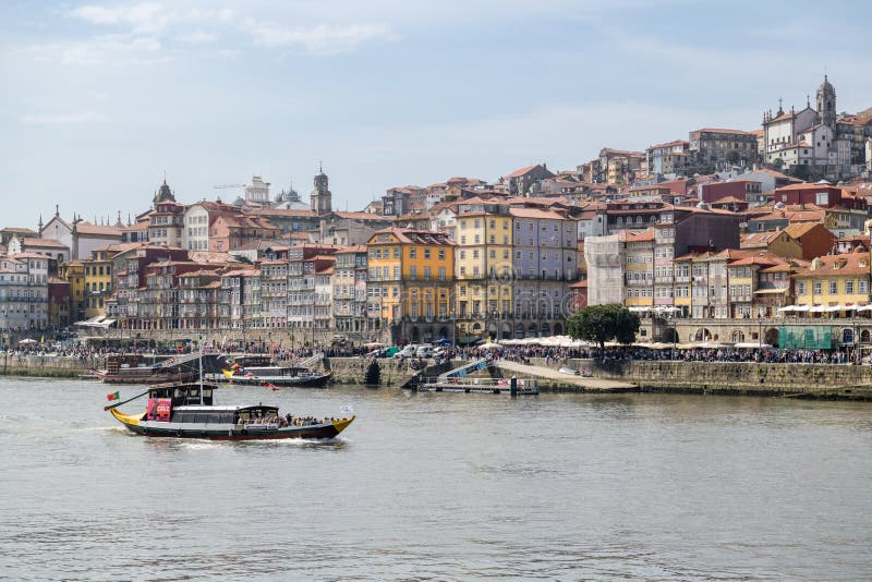 Overladen Ribeira district in Porto stock afbeelding Overladen Ribeira district in Porto stock afbeelding