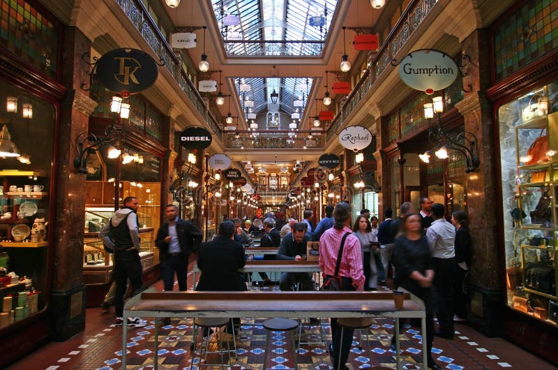 Overladen shopfronts met klanten die in decoratief Victoriaans atrium van historische Bundelarcade wandelen in Sydney CBD, Austra royalty-vrije stock afbeelding Overladen shopfronts met klanten die in decoratief Victoriaans atrium van historische Bundelarcade wandelen in Sydney CBD, Austra royalty-vrije stock afbeelding