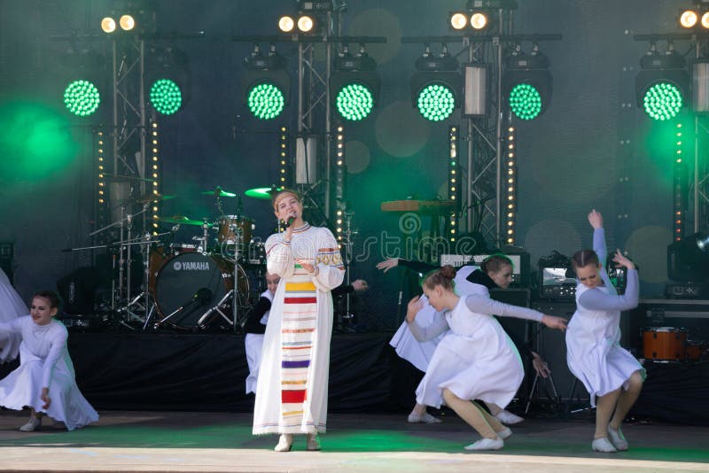Overleg van de ensemble het Speelnacht op de muziek van de Stadiumjazz E royalty-vrije stock foto Overleg van de ensemble het Speelnacht op de muziek van de Stadiumjazz E royalty-vrije stock foto