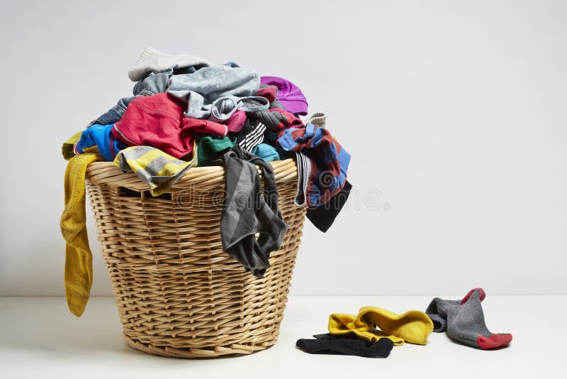 Overlopende wasmand stock fotografie Overlopende wasmand stock fotografie