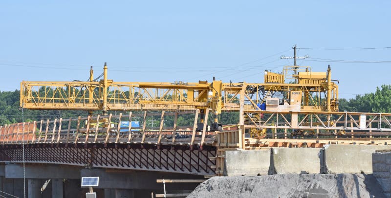 Overpass γεφυρών κάτω από την κατασκευή αναμένει το σκυρόδεμα στοκ φωτογραφίες Overpass γεφυρών κάτω από την κατασκευή αναμένει το σκυρόδεμα στοκ φωτογραφίες