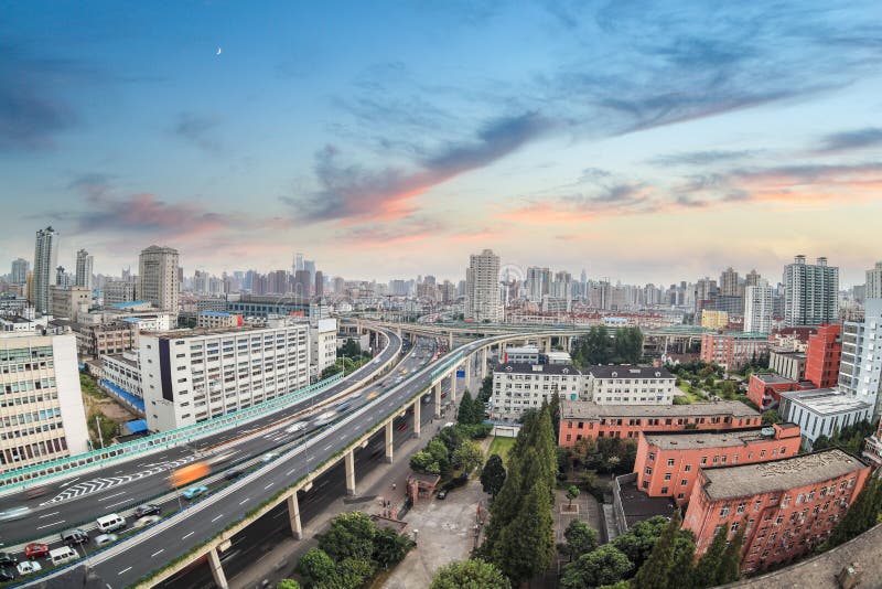 Overpass εθνικών οδών πόλεων με την πυράκτωση ηλιοβασιλέματος στοκ εικόνα