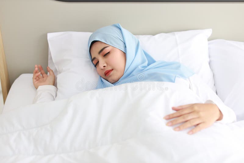 Дом в исламе сон. Мусульманские дети спящие. В чем спят мусульманские женщины фото.