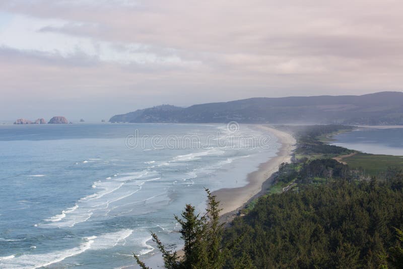 Overspannen rotsen bij het toevluchtsoord van Kaapmeares in Oregon stock afbeelding Overspannen rotsen bij het toevluchtsoord van Kaapmeares in Oregon stock afbeelding