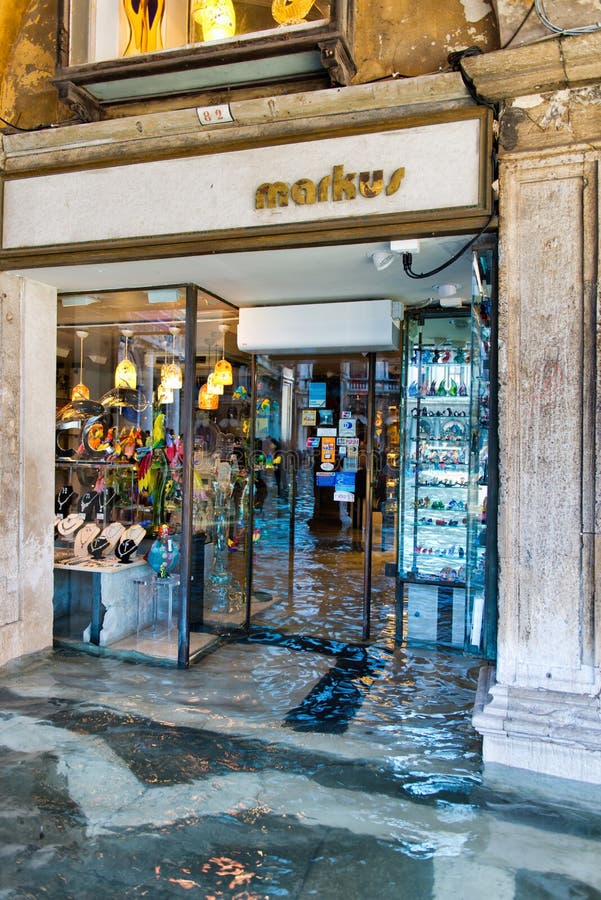 Overstroomde Opslag dichtbij St Tekens in Venetië, Italië royalty-vrije stock afbeeldingen Overstroomde Opslag dichtbij St Tekens in Venetië, Italië royalty-vrije stock afbeeldingen