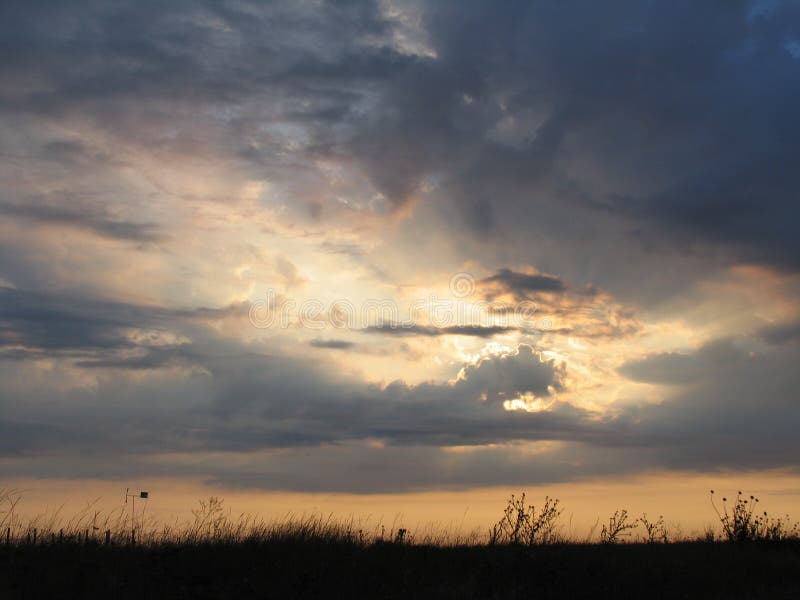 Overvloed van exemplaarruimte Kleurrijke Hemel bij Zonsondergang Dawn Sunrise Zon over Horizon, Horizon stock afbeeldingen Overvloed van exemplaarruimte Kleurrijke Hemel bij Zonsondergang Dawn Sunrise Zon over Horizon, Horizon stock afbeeldingen
