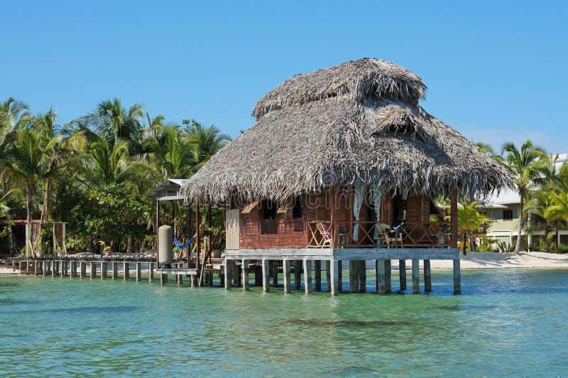 Overwater-Bungalow decken Dach Karibisches Meer Panama mit Stroh lizenzfreies stockfoto