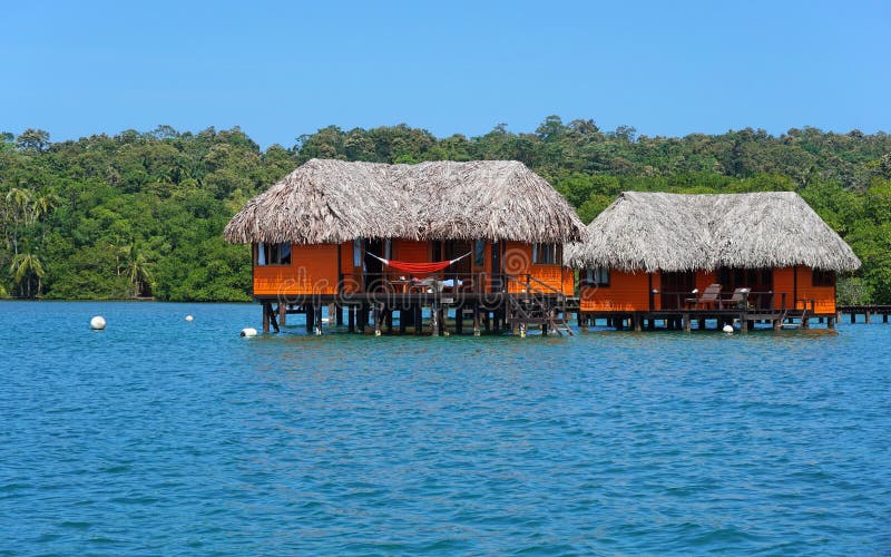 Overwater-Bungalow mit Strohdach lizenzfreie stockbilder