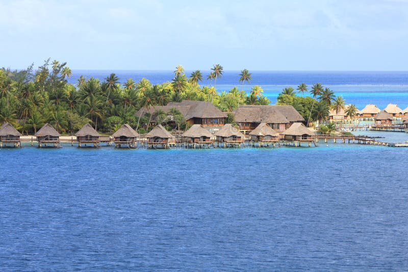Overwater bungalows op het eiland bora bora frans polynesie zuid - stille oceaan