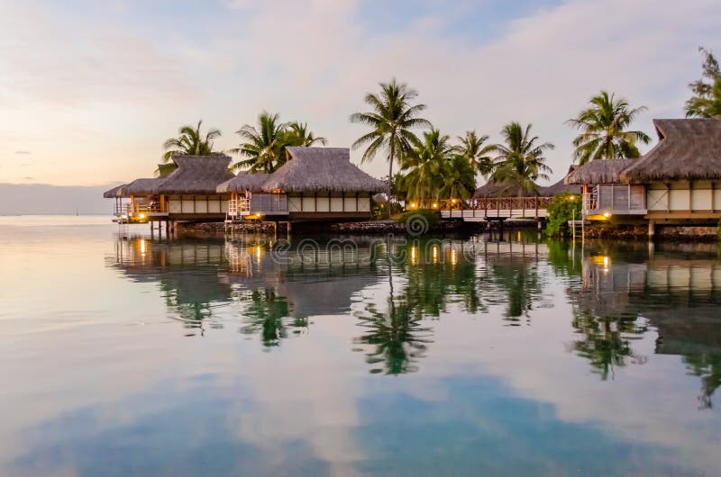 Overwaterbungalowwen, Franse Polynesia royalty-vrije stock afbeelding Overwaterbungalowwen, Franse Polynesia royalty-vrije stock afbeelding