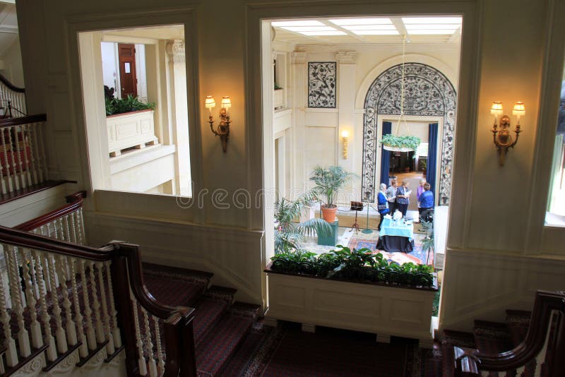 Overweldigend binnenland dat van ruimten en meubilair, George Eastman House Museum, Rochester, New York, 2017 wordt geschoten royalty-vrije stock foto's Overweldigend binnenland dat van ruimten en meubilair, George Eastman House Museum, Rochester, New York, 2017 wordt geschoten royalty-vrije stock foto's