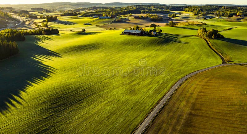 Overweldigend Landbouwbedrijflandschap bij zonsopgang royalty-vrije stock afbeeldingen Overweldigend Landbouwbedrijflandschap bij zonsopgang royalty-vrije stock afbeeldingen