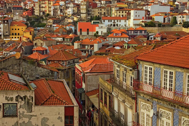 Overweldigend satellietbeeld van traditionele historische gebouwen in Porto Uitstekende huizen met rode tegeldaken stock foto's Overweldigend satellietbeeld van traditionele historische gebouwen in Porto Uitstekende huizen met rode tegeldaken stock foto's
