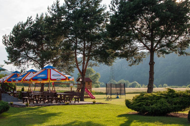 Overweldigende mening bij zonsondergang het verbergen achter de bomen, spel van lichten en schaduwen, prachtige vlek voor ontspan royalty-vrije stock foto Overweldigende mening bij zonsondergang het verbergen achter de bomen, spel van lichten en schaduwen, prachtige vlek voor ontspan royalty-vrije stock foto
