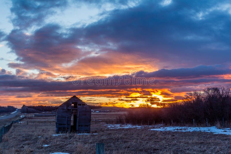 Overweldigende rode zonsopgang over plattelander die, Springbank, Alberta, Canada uitbouwen royalty-vrije stock afbeeldingen Overweldigende rode zonsopgang over plattelander die, Springbank, Alberta, Canada uitbouwen royalty-vrije stock afbeeldingen