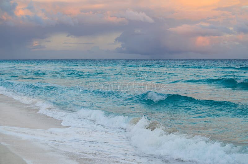 Overweldigende zonsondergang bij zandig strand royalty-vrije stock fotografie Overweldigende zonsondergang bij zandig strand royalty-vrije stock fotografie