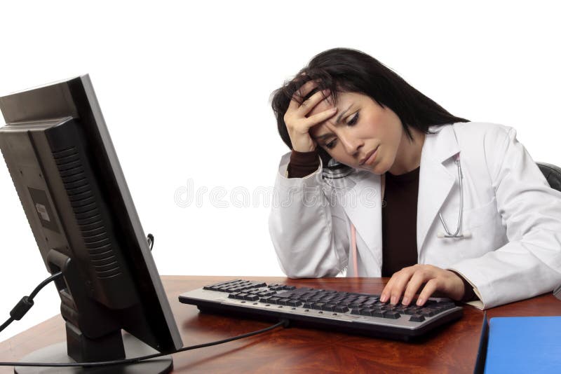 Overwerkte vermoeide arts bij computer