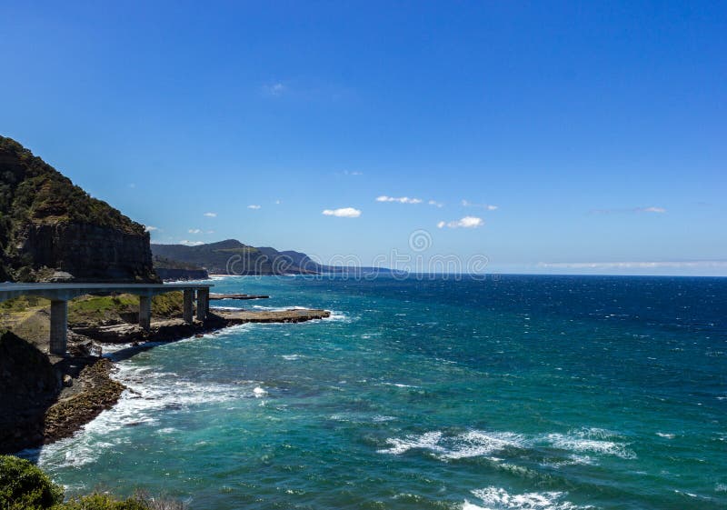 Overzees Cliff Bridge langs de Grote Vreedzame Aandrijving, Australië royalty-vrije stock foto Overzees Cliff Bridge langs de Grote Vreedzame Aandrijving, Australië royalty-vrije stock foto
