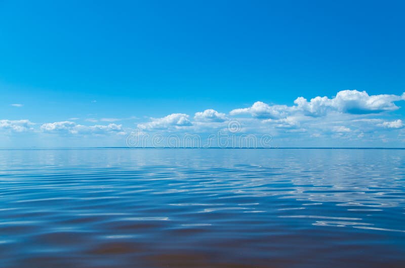 Overzees en blauwe hemel met wolken royalty-vrije stock fotografie Overzees en blauwe hemel met wolken royalty-vrije stock fotografie