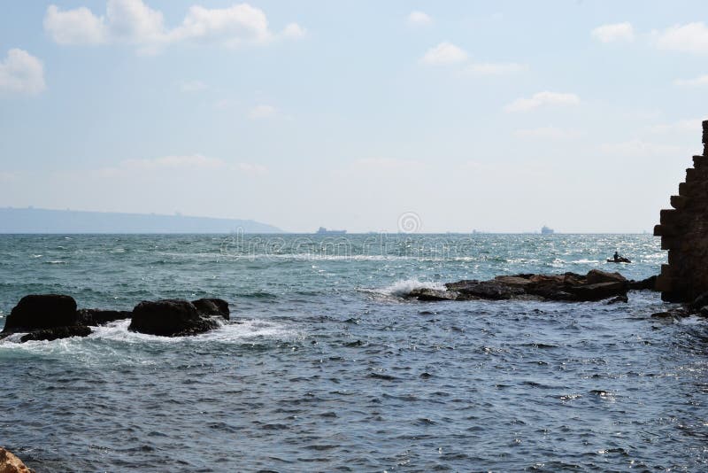 Overzeese die mening van Acre, Akko, stad door zeedijken en oude woonbuurt, Israël wordt omringd royalty-vrije stock foto Overzeese die mening van Acre, Akko, stad door zeedijken en oude woonbuurt, Israël wordt omringd royalty-vrije stock foto