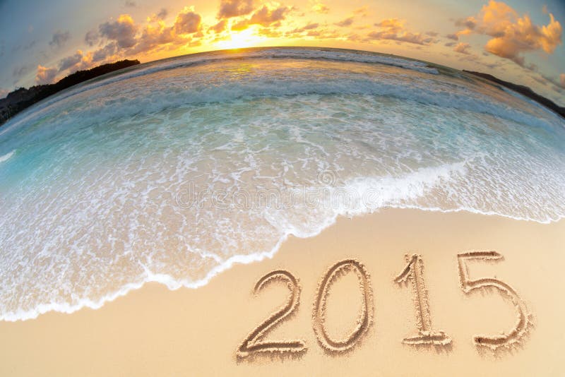 Overzeese die strandzonsondergang met 2015 nieuwe jaarcijfers wordt geschoten royalty-vrije stock afbeeldingen Overzeese die strandzonsondergang met 2015 nieuwe jaarcijfers wordt geschoten royalty-vrije stock afbeeldingen