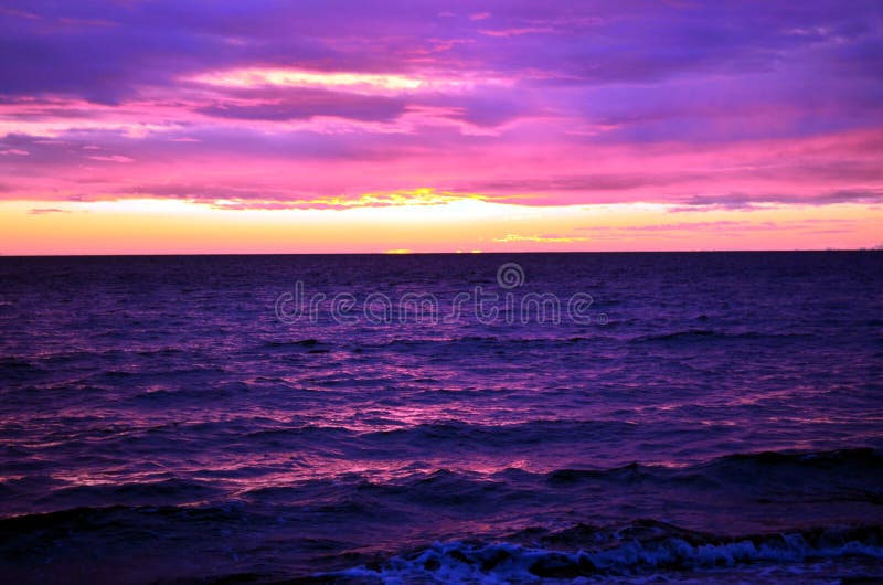 Overzeese golven tijdens een kleurrijke zonsondergang over een romantisch strand royalty-vrije stock fotografie Overzeese golven tijdens een kleurrijke zonsondergang over een romantisch strand royalty-vrije stock fotografie