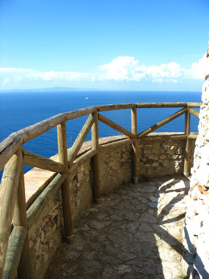 Uitzicht op zee vanaf het terras stock afbeeldingen