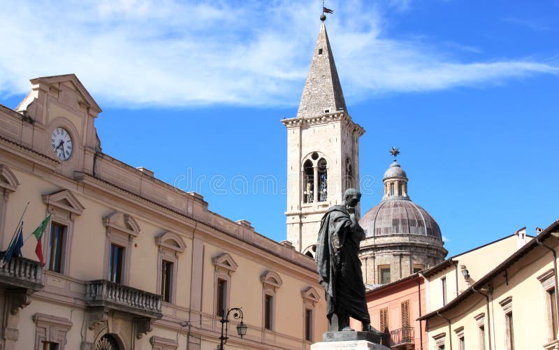 Ovid statua w jego miejscu narodzin, Sulmona, Włochy zdjęcie stock Ovid statua w jego miejscu narodzin, Sulmona, Włochy zdjęcie stock