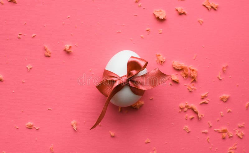 Ovo da páscoa com curva festiva no fundo cor-de-rosa imagens de stock royalty free Ovo da páscoa com curva festiva no fundo cor-de-rosa imagens de stock royalty free