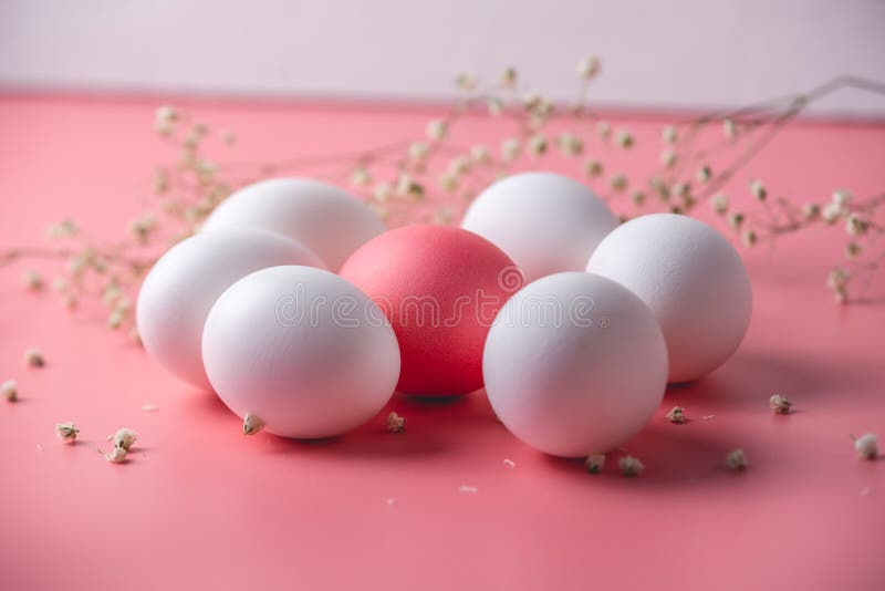 Bolo Cor-de-rosa Bonito Com Uma Coroa Na Tabela Ao Aniversário Para Uma  Princesa Foto de Stock - Imagem de tradicional, delicioso: 97248876