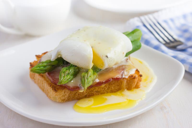 Ovos Benedict com molho do hollandaise no brinde com bacon e como fotografia de stock Ovos Benedict com molho do hollandaise no brinde com bacon e como fotografia de stock