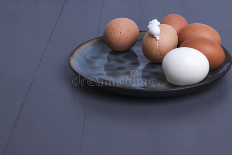 Ovos cozidos, alimento da proteína Fundo preto, espaço livre para o texto Copie o espaço fotografia de stock royalty free Ovos cozidos, alimento da proteína Fundo preto, espaço livre para o texto Copie o espaço fotografia de stock royalty free