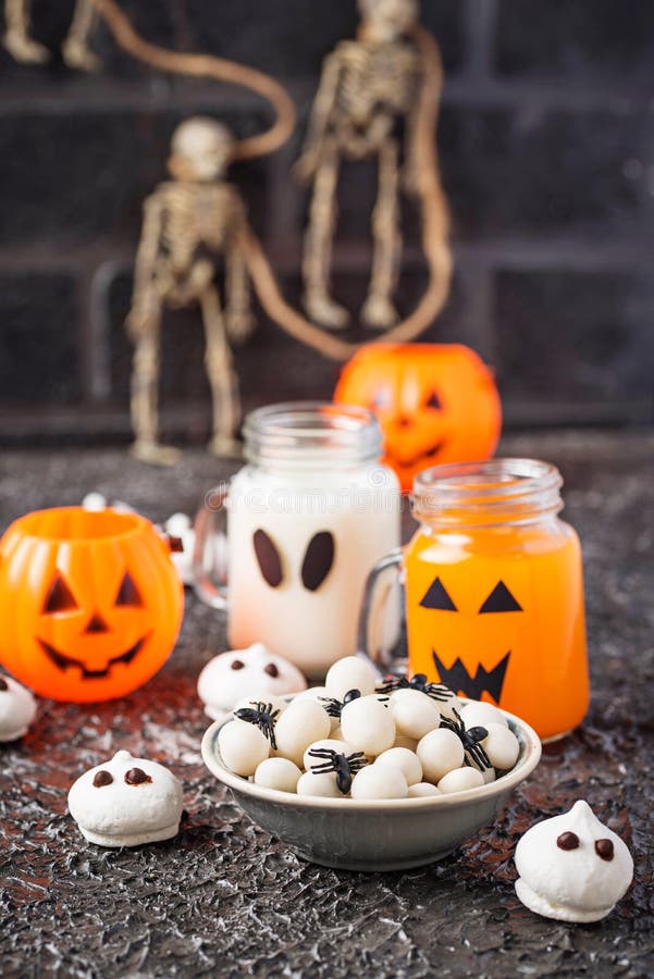 Ovos criativos da aranha do deleite de Dia das Bruxas fotos de stock royalty free