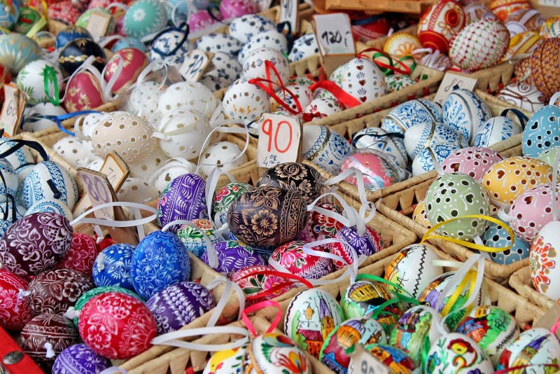 Ovos da páscoa coloridos para a venda Mercado tradicional da Páscoa foto de stock