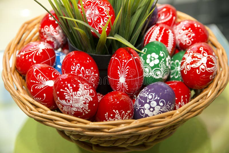 Ovos da páscoa feitos a mão coloridos em uma cesta de madeira como easter prese foto de stock