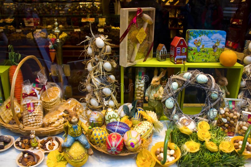 Ovos de chocolate e coelhos de cor tradicional da Páscoa numa loja de produtos de confeitaria em Bruxelas imagens de stock