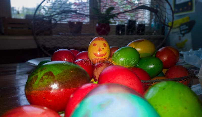 Ovos de Páscoa coloridos numa cesta sobre a mesa fotografia de stock