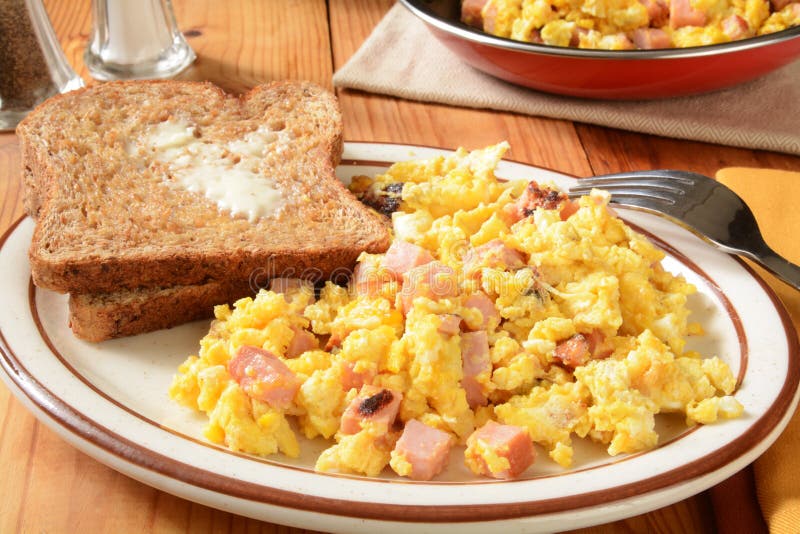 Ovos e brinde Scrambled imagem de stock royalty free Ovos e brinde Scrambled imagem de stock royalty free