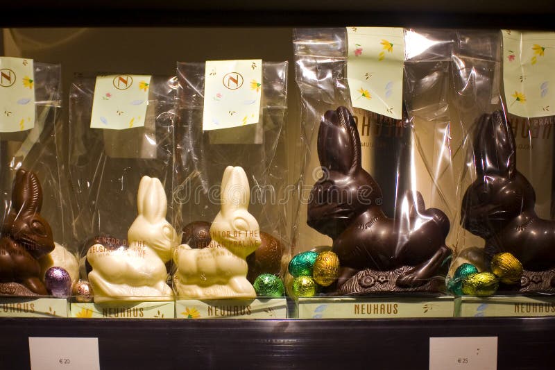 Ovos e coelhos tradicionais coloridos de chocolate de Páscoa numa loja de confeitaria em Antuérpia foto de stock