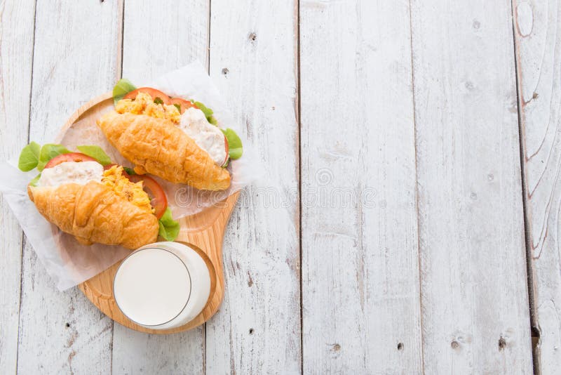 Ovos mexidos e atum enchidos croissant do café da manhã imagem de stock Ovos mexidos e atum enchidos croissant do café da manhã imagem de stock